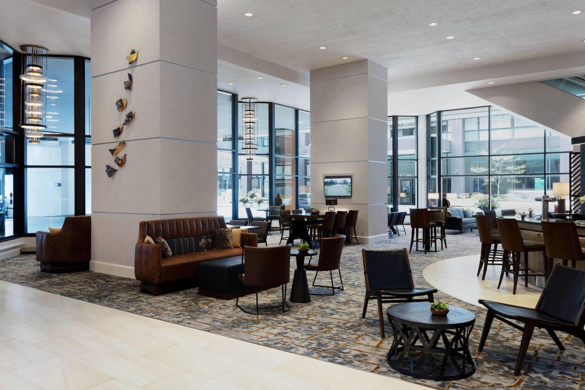 Des Moines Marriott Downtown Hotel Exterior photo