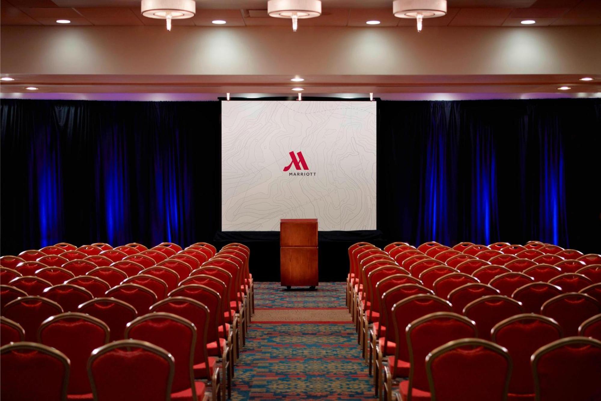 Des Moines Marriott Downtown Hotel Exterior photo