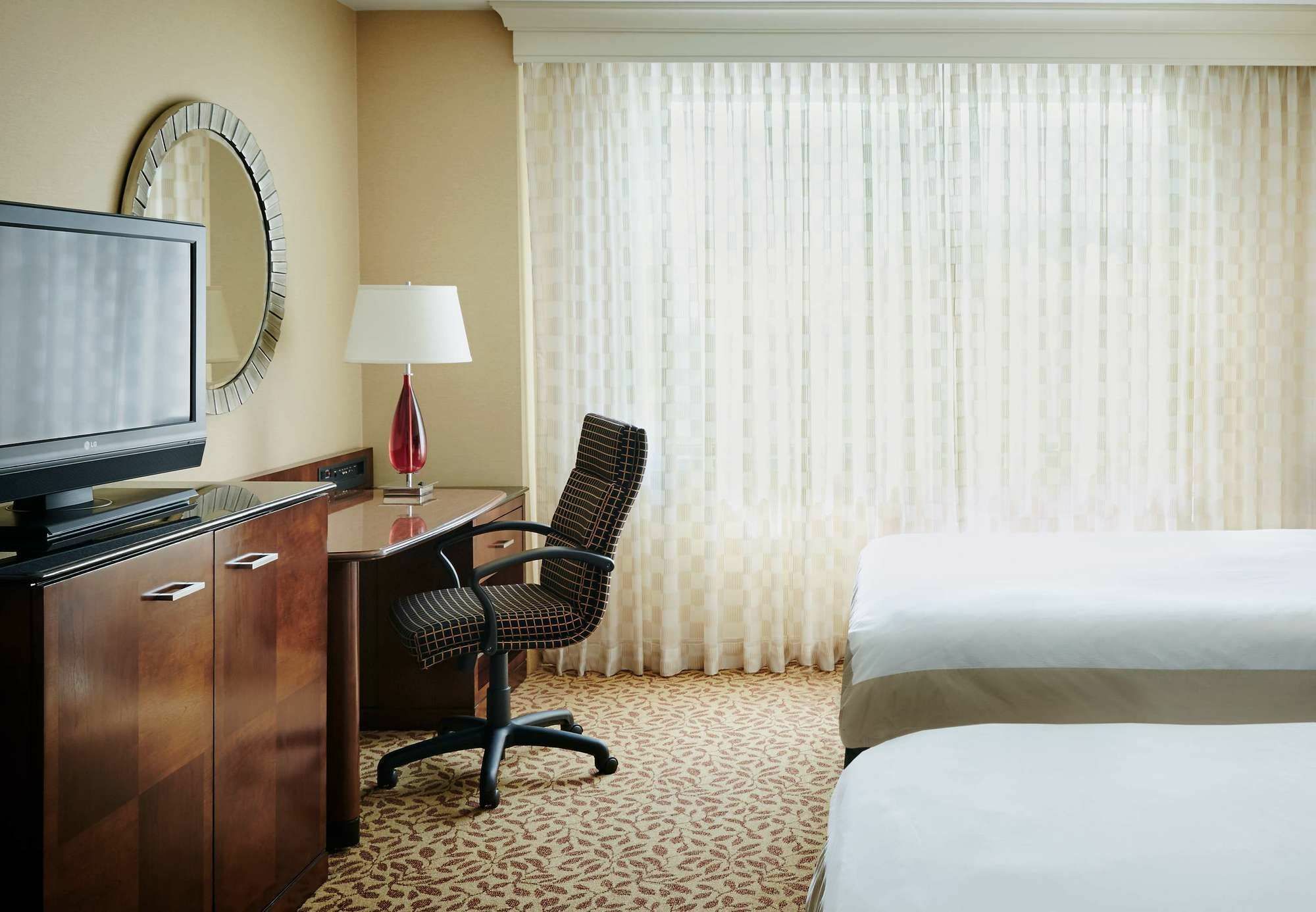 Des Moines Marriott Downtown Hotel Exterior photo